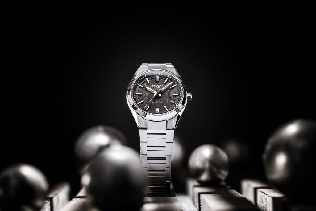 Casio edifice - sølv med sort bakgrunn