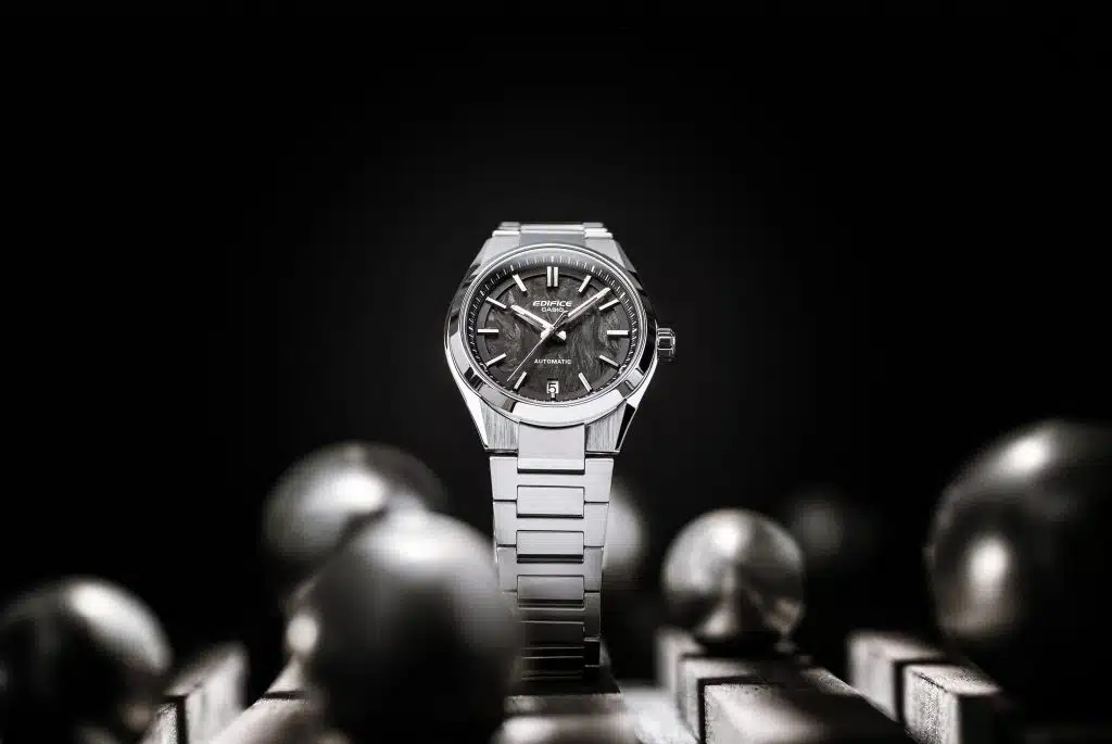 Casio edifice - sølv med sort bakgrunn